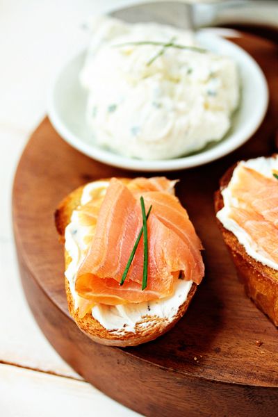 Smoked Salmon & Goat Cheese Bruschetta Salmon And Goat Cheese, Salmon Bruschetta, Goat Cheese Bruschetta, Cheese Bruschetta, Bruschetta Recipe, Idee Pasto Sano, Fish And Chips, Smoked Salmon, Goat Cheese