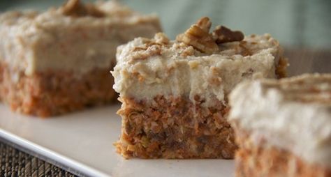 …  Read More > Raw Vegan Carrot Cake, Raw Carrot Cake, Carrot And Walnut Cake, Carrot Cake Bars, Vegan Carrot Cake, Raw Vegan Desserts, Raw Recipes, Raw Carrots, Vegan Carrot Cakes