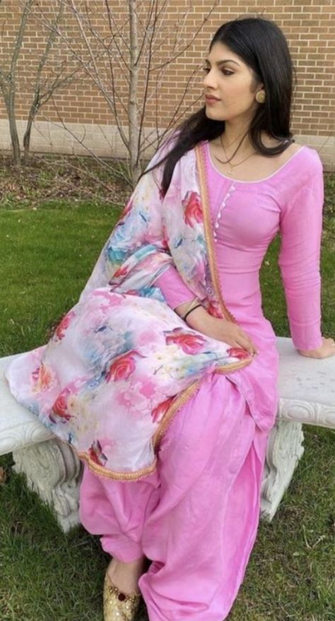 Simple Patiyala Suit, Printed Punjabi Suits, Simple Salwar Suits, Punjabi Dress Design, Simple Indian Suits, Patiala Dress, Patiala Suit Designs, Punjabi Fashion, Punjabi Outfits