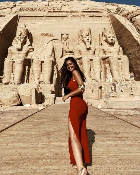 Mariana Cabugueira CS on Instagram: “The World's front row - South Egypt, border with Sudan - - - - #pictureoftheday #egypt🇪🇬 #egypt #piramides #stunningegyptt #unlimitedegypt…” Egypt Outfits, Egypt Aesthetic, Egypt Fashion, New York Attractions, Egyptian Women, Luxor Egypt, Visit Egypt, Egypt Travel, Elba