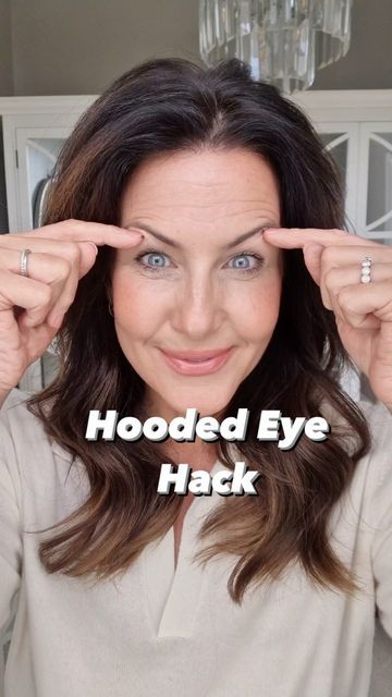 Hooded Eyes Makeup, Makeup For Hooded Eyelids, Mac Makeup Eyeshadow, Hooded Eye Makeup Tutorial, Face Contouring Makeup, Eye Tricks, Makeup Over 50, Makeup Tips For Older Women, Makeup For Older Women