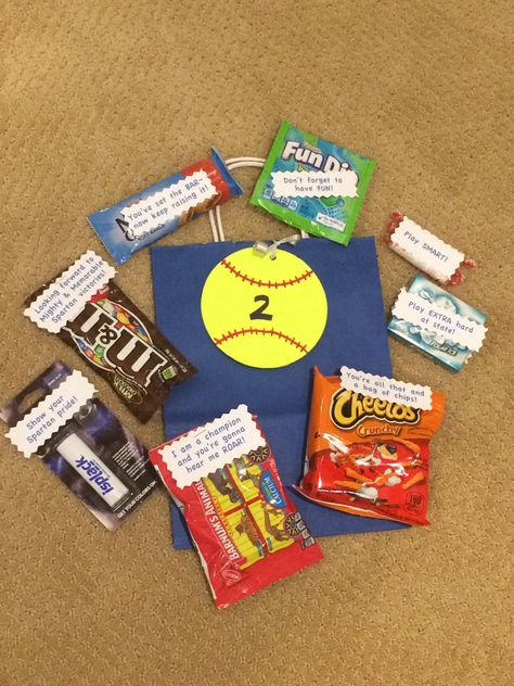 Softball player gift bag Softball Goodie Bag Ideas, Softball Goodie Bags, Softball Treats, Baseball Treats, Goodie Bag Ideas, Softball Team Gifts, Softball Party, Softball Tournaments, Team Snacks