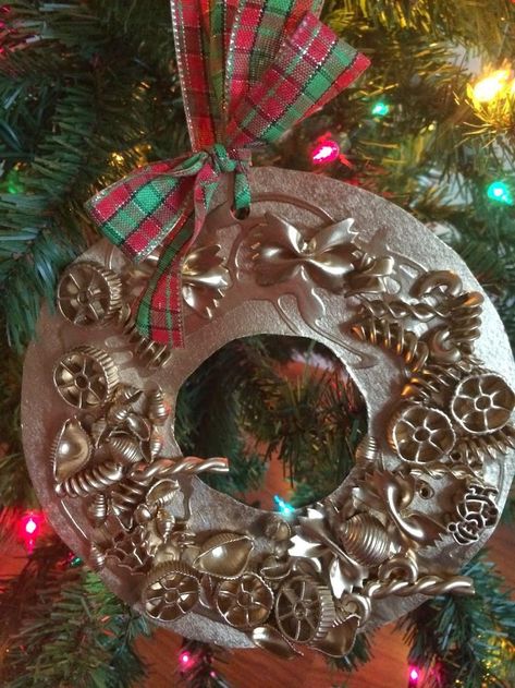 Gold Macaroni Wreath Ornament. Christmas Crafts for Kids || The Chirping Moms Macaroni Wreath Craft, Macaroni Art, Macaroni Crafts, Dry Pasta, Pasta Art, Kindergarten Christmas, Christmas Preschool, Kids Christmas Crafts, Christmas Crafts For Toddlers