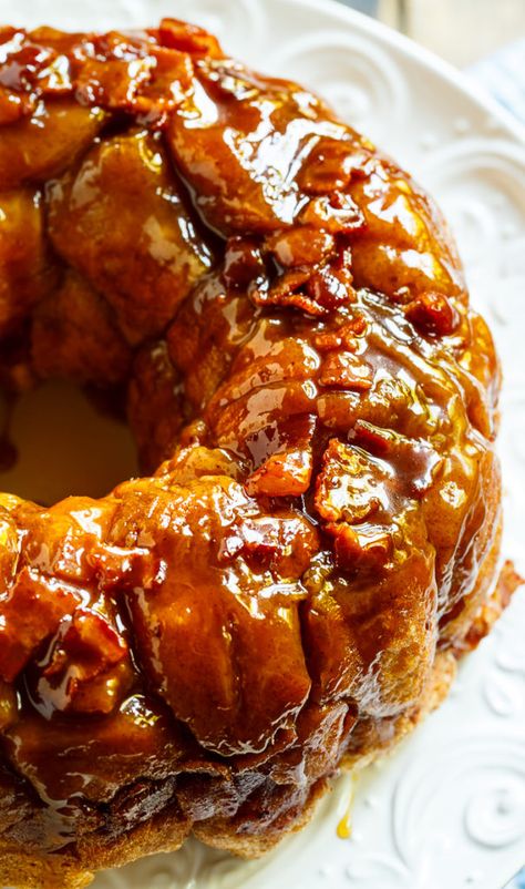 Bacon Monkey Bread, Pecan Monkey Bread, Apple Monkey Bread, Easy Monkey Bread, Cinnamon Roll Monkey Bread, Monkey Bread Recipe, Maple Recipes, Biscuit Dough, Maple Bacon