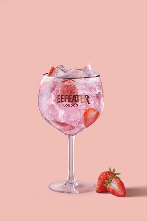 Beefeater "Pink your gin" by Impero / peopleofdesign Pink Gin Cocktails, Beefeater Gin, Best Gin Cocktails, Strawberry Gin, Strawberry Cocktails, Pernod Ricard, Tonic Recipe, Pink Gin, Pink Drink