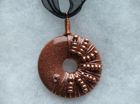 wire wrapped donut pendants - Google Search Donut Jewelry, Washer Jewelry, Donut Pendant, Hardware Jewelry, Bijoux Fil Aluminium, Diy Jewelry Inspiration, Wire Jewelry Designs, Wire Wrapping Stones, Wire Work Jewelry