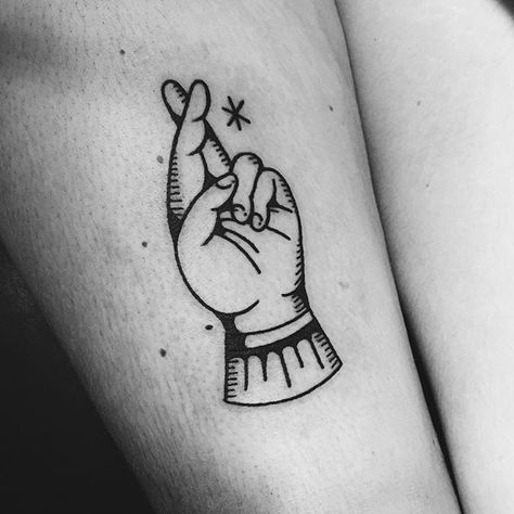 Fingers Crossed Tattoo, Cross Fingers, Fingers Tattoo, Cross Finger Tattoos, Traditonal Tattoo, Tattoo Design For Hand, Surf Tattoo, Eggo Waffles, Vintage Tattoo Design