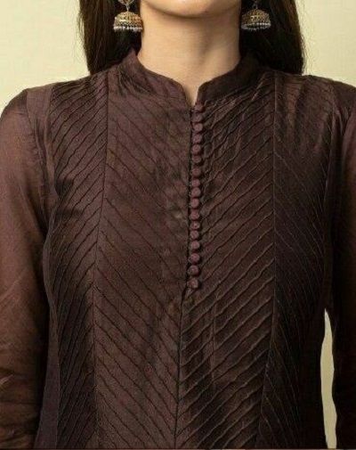 Trendy Kurti Neck Designs Golden Suit, Collar Kurti Design, Plain Kurti Designs, Kurti Neck Design, Design For Kurti, Night Out Looks, Satin Tops, Salwar Neck Designs, Churidar Neck Designs