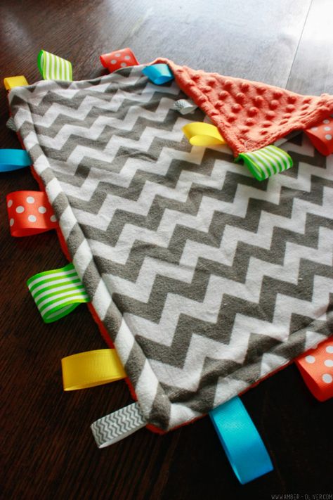 DIY Baby Blanket - How to make a Tag Blanket Tag Blankets For Babies, Diy Tag, Baby Diy Sewing, Taggie Blanket, Crochet Bobble, Diy Baby Blanket, Baby Diy Projects, Tag Blanket, Baby Toys Diy