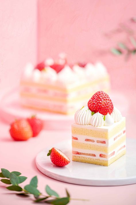 Square Cake Photography Food Styling, Cake Photography Ideas At Home, Pink Cake Photography, Cake Artist Photoshoot, Strawberry Desserts Photography, Slice Cake Photography, Cakes Photoshoot, Bakery Photography Ideas, Cake Photography Styling