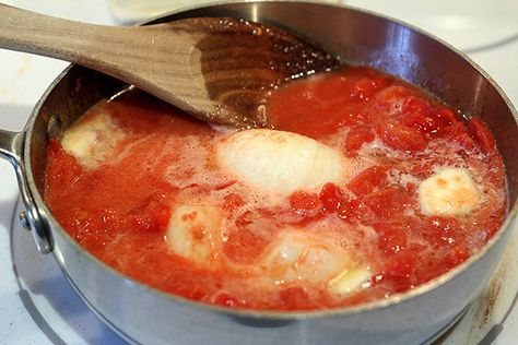 Marcella Hazan, Tomato Butter, Easy Tomato Sauce, Spaghetti Sauce Recipe, Onion Sauce, Hispanic Food, Onion Recipes, Ripe Tomatoes, Simply Recipes