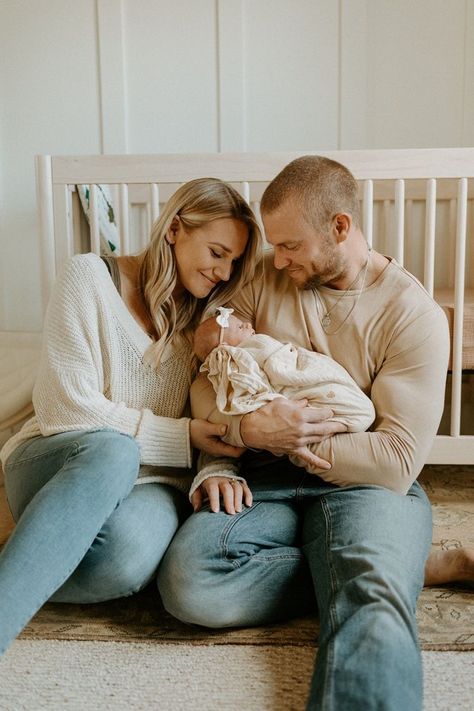 Photoshoot Ideas Newborn Photo Ideas, Lifestyle Newborn Family, Newborn Family Pictures, Lifestyle Newborn Photos, Newborn Fashion, Baby Pictures Newborn, Newborn Family Photos, Newborn Pics, Newborn Baby Photoshoot