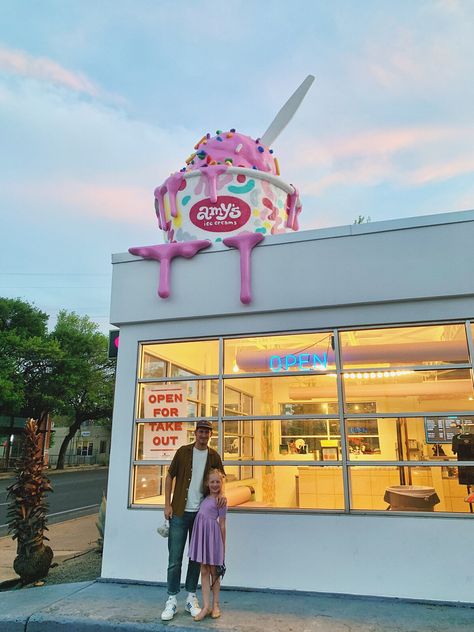 Tropical Ice Cream Shop, Ice Cream Shops Ideas, Cool Ice Cream Shops, Outdoor Ice Cream Bar, Ice Cream Shop Exterior Design, Ice Cream Shop Outside, I’ve Cream Shop, Ice Cream Pop Up, Ice Cream Stand Ideas