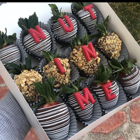 I Love You Strawberries For Him, Dipped Strawberries For Men, Best D Ever Strawberries, Chocolate Strawberries For Him, Valentine’s Day Strawberries For Him, Valentines Chocolate Covered Strawberry For Him, Valentines Berries, Strawberries For Him, Valentines Day Strawberries Boxes