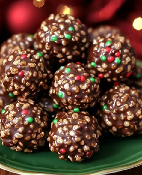 Christmas Chocolate Rice Krispie Balls Rice Krispie Candy Recipes, Christmas Rice Crispy Balls, Chocolate Rice Krispies Balls, Christmas Treats With Rice Krispies, Christmas Rice Krispie Balls, Christmas Rice Krispie Squares, Rice Crispy Balls Christmas, Goof Balls Recipe, Christmas Chocolate Rice Crispy Balls