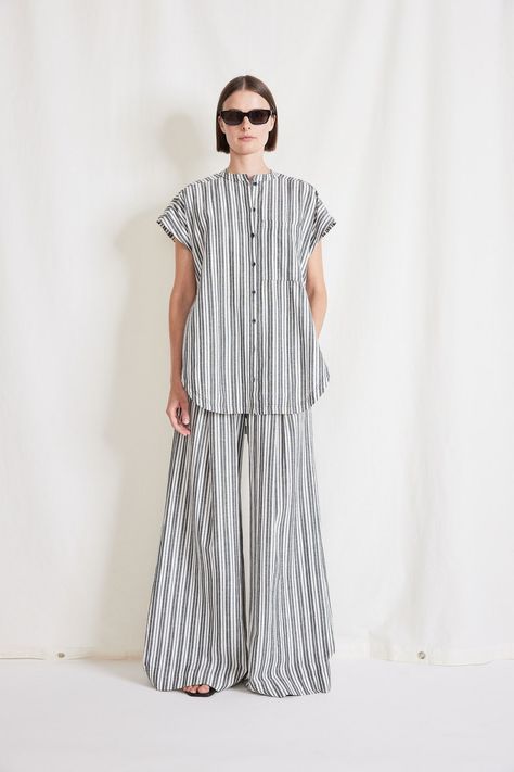 Figurative Kunst, Spring 2023 Ready To Wear, 2023 Ready To Wear Collection, Striped Two Piece, Skandinavian Fashion, 2023 Ready To Wear, Apiece Apart, Sleeveless Tunic, Abayas Fashion