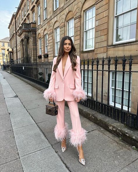 Women Suit Pants, Creative Tote Bag, Prom Dress Couture, Formal Women, Lady Luxury, Rich Women, Pink Feathers, Ostrich Feather, Dramatic Look