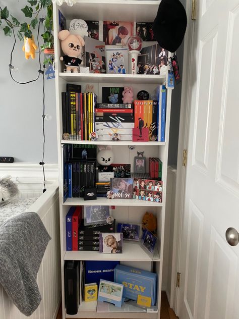 Kpop Room Organization, Straykids Bedroom Ideas, Kpop Shelves Aesthetic, Kpop Album Organization Ideas, Kpop Bookshelf Ideas, Skz Bedroom Ideas, Kpop Room Inspo Skz, K Pop Shelf Ideas, Skz Room Decor