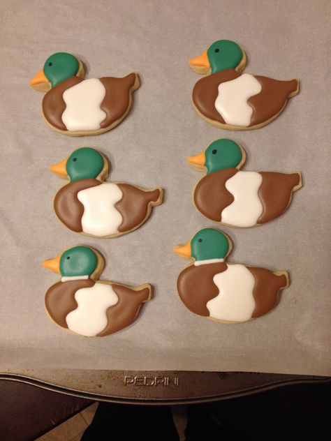 Mallard cookies. Mallard Ducks animal art portraits, photographs, information and just plain fun. Also see how artist Kline draws his animal art from only words at drawDOGS.com Duck Cookies, Hunting Cake, Fish Cookies, Duck Cake, Bird Cookies, Mallard Ducks, Duck Birthday, Iced Biscuits, Cookie Business