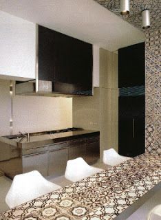 Kitchen and ceramic tiled table top at a villa in Positano Morocco Kitchen, Mosque Interior Design, Mosque Interior, Arabic Living Room, Moroccan Modern, Kitchen Queen, Moroccan Homes, Islamic Design, Moroccan Design