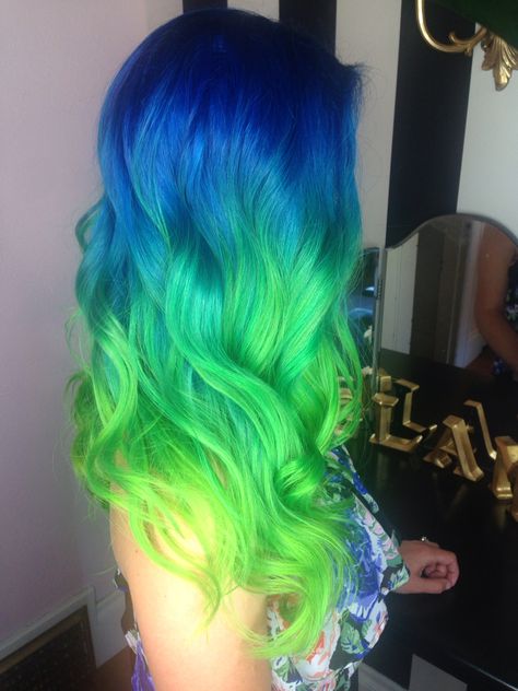 Blue green neon Aqua hair color ombré melt Aqua Hair Color, Green Hair Ombre, Green And Blue Hair, Blue Green Hair, Ombre Green, Aqua Hair, Hair Color Crazy, Hair Dye Ideas, Hair Ombre