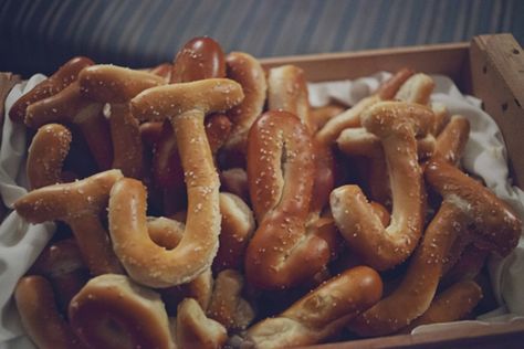 Pretzels in the shape of your initials! Food Wedding Favors, Summer Wedding Favors, Pretzel Shape, Creative Wedding Favors, Inexpensive Wedding Favors, Wedding Favors And Gifts, Edible Favors, Winter Wedding Favors, Favors Ideas