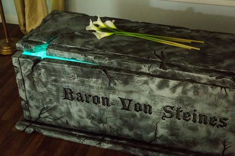 Halloween Crypt, Diy Halloween Graveyard, Halloween Tombstones Diy, Scary Halloween Decorations Outdoor, Halloween Graveyard, Halloween Tombstones, Halloween Coffin, Festival Diy, Ready For Halloween