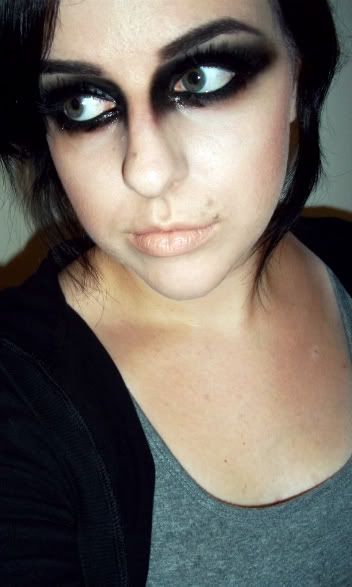 non-literal raccoon makeup; add white highlights above black Hailey Makeup, Peter Pan Makeup, Raccoon Makeup, Rocket Raccoon Costume, Raccoon Party, Bout Makeup, Pan Makeup, Lost Boys Costume, Eyeliner Art