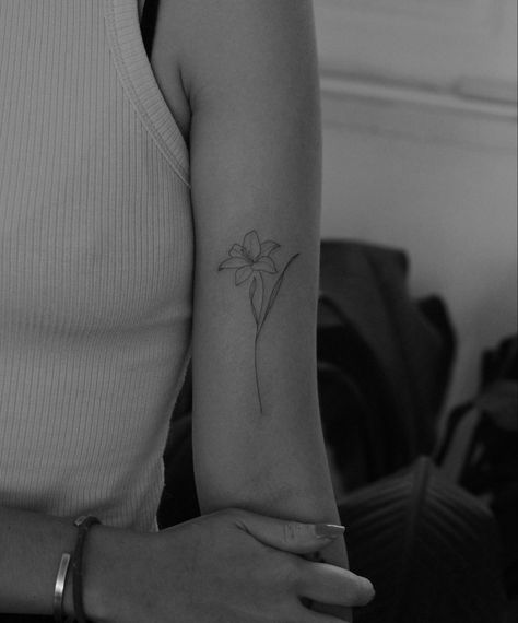 Delicate Lily Tattoo, Fineline Lily Tattoo, Single Lily Tattoo, Lily Tattoo Fine Line, Lily Fine Line Tattoo, Day Lily Tattoo, Minimalist Lily Tattoo, Lily Spine Tattoo, Simple Lily Tattoo