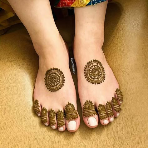 follow me sakshi Mathur Leg Mehendi Design, Round Mehndi Design, Feet Mehndi, Easy Henna Designs, Legs Mehndi, Leg Henna, Indian Mehndi Designs, Foot Henna, Leg Mehndi