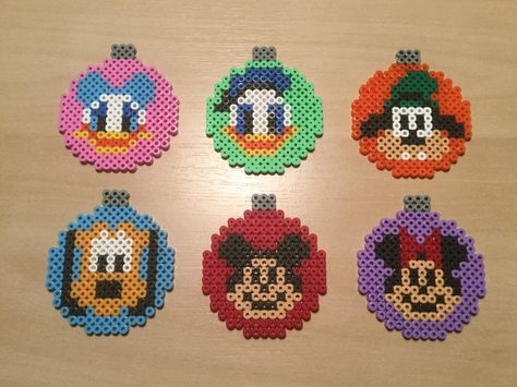 Disney, perler, christmas Disney Christmas Perler Beads, Disney Christmas Perler Bead Patterns, Perler Christmas Ornaments, Perleplader Ideas Disney, Perler Bead Christmas Ornaments, Perler Christmas, Hama Beads Disney, Hama Beads Christmas, Xmas Beads