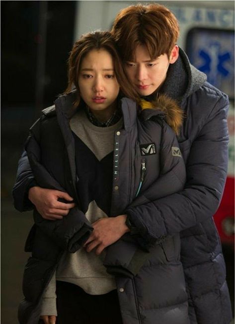 Pinocchio Drama, Lee Min Ho Kiss, Lee Jong Suk Cute, Back Hug, Lee Min Ho Photos, Park Shin Hye, Korean Couple, Jong Suk, Lee Jong Suk