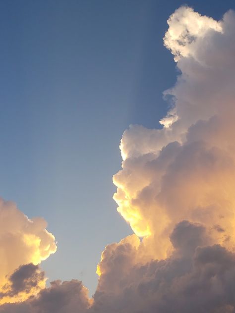 Golden Hour Clouds, Idk Pictures, Arizona Art, Summer Nature Photography, Mountains Aesthetic, Black And White Couples, Cloud Photos, Clouds Photography, Beautiful Landscape Photography