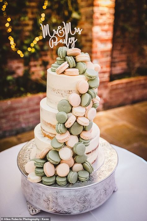 Wedding Cake Macaron Decoration, Theme Champetre, Macaroon Wedding Cake, Macaron Wedding Cake, Macaroon Wedding, Macaroons Wedding, Macaroon Wedding Cakes, Kue Macaroon, Macaroon Cake