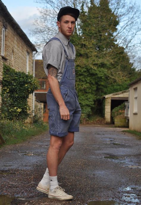 Guys in overalls, please. Ripped Overalls, Ugly Outfits, Overalls Vintage, Outfit 2020, Overalls Men, Mens Overalls, Denim Wear, Creative Content, Aesthetic Outfit