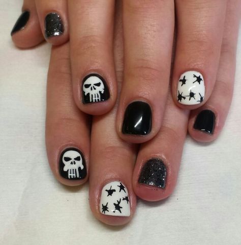 Punisher nails in gel Emo Gel Nails, Emo Nails Ideas, Short Emo Nails, Nails Emo, Nail Piercing, Hippie Nails, Punk Nails, Goth Nails, Grunge Nails