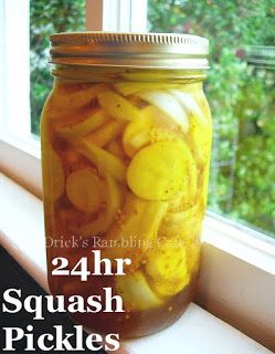 Pickled Squash Recipe, Pickled Squash, Squash Pickles, Pickled Fish, Pickled Green Beans, Summer Squash Recipes, Canning Pickles, Pepper Recipes, Canning Vegetables