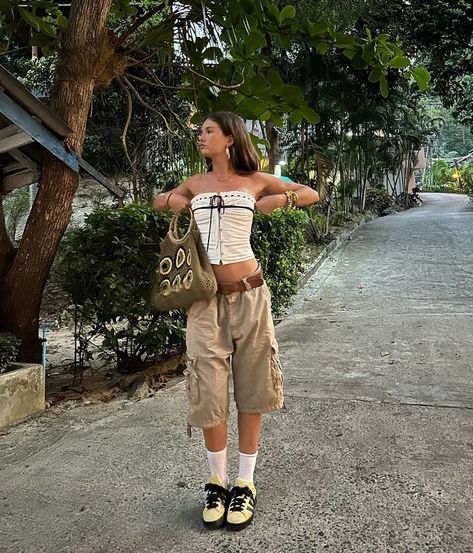 Cargo Shorts Outfits Women, Bando Style, Cargo Shorts Outfit, Europe Summer Outfits, Cargo Outfit, Shorts Outfits Women, Long Journey, Back To School Outfits, Homecoming Dress