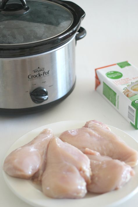 Slow Cooker Shredded Chicken Breast is an easy way to prepare chicken and to have it ready to go for the week. It's perfect for the meal prep for a low carb diet. Slow Cooked Chicken Breast, Bbq Shredded Chicken, Slow Cooker Chicken Breast, Plain Chicken Recipe, Crock Pot Bbq, Easy Dinner Dishes, Shredded Chicken Crockpot, Chicken Breast Slow Cooker, Chicken Breast Crockpot Recipes