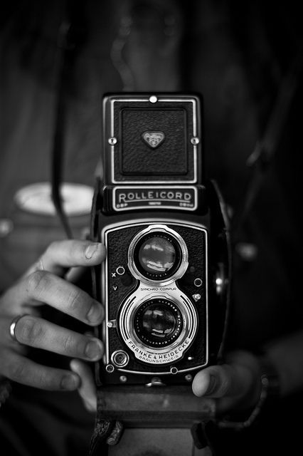 Vintage Cameras Photography, Fotocamere Vintage, Black And White Photo Wall, Antique Cameras, Old Cameras, Classic Camera, Retro Camera, Old Camera, Black And White Aesthetic