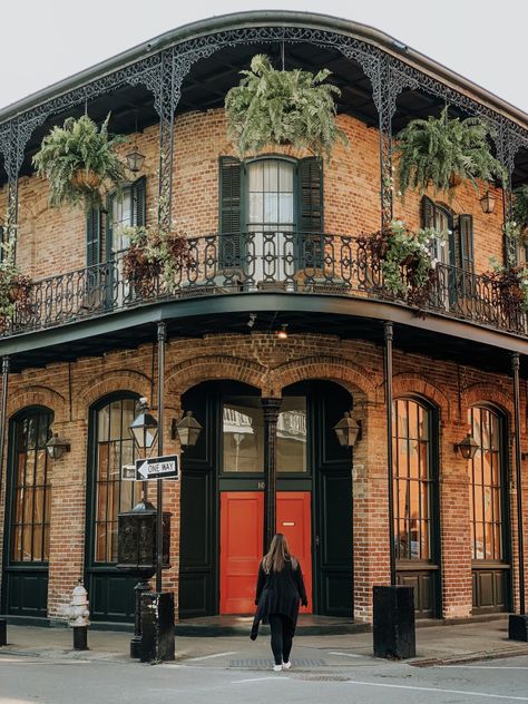 Classic French Quarter buildings A Weekend In NOLA – Nicole Goes Exploring #nola #neworleans French Style Architecture, New Orleans Architecture, The Big Easy, Visit New Orleans, New Orleans French Quarter, French Style Homes, Casas The Sims 4, The French Quarter, Garden District