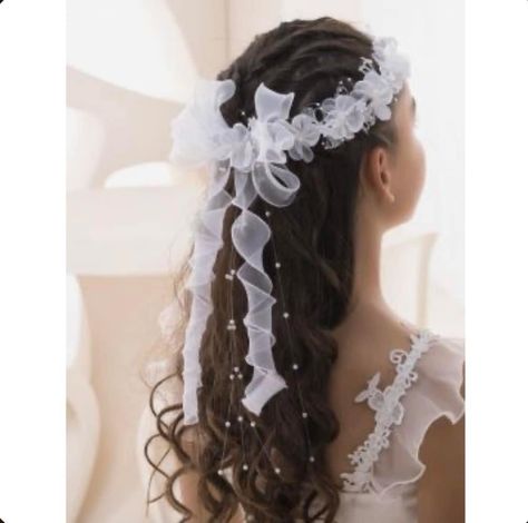 Flower Girl Wedding Hair, Communion Headpiece, Communion Hairstyles, Queen Wedding Dress, Girls First Communion Dresses, First Communion Veils, Peinados Hair Styles, Holy Communion Dresses, Diy Hair Accessories Ribbon