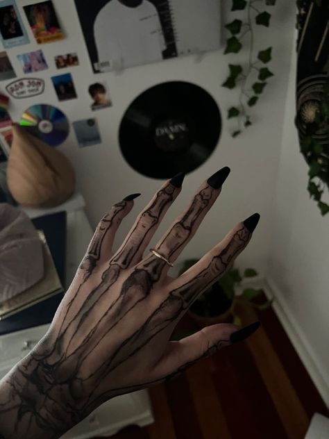 Scelets Drawing Hand, Skeleton Throat Tattoo, Hand Tattoo Bones Skeleton, Skeleton Embrace Tattoo, Skeleton Hands Makeup, Hand Tatts Skeleton, Realistic Skeleton Hand Tattoo, Skeleton Makeup Hand, Tattoo Bones Hand