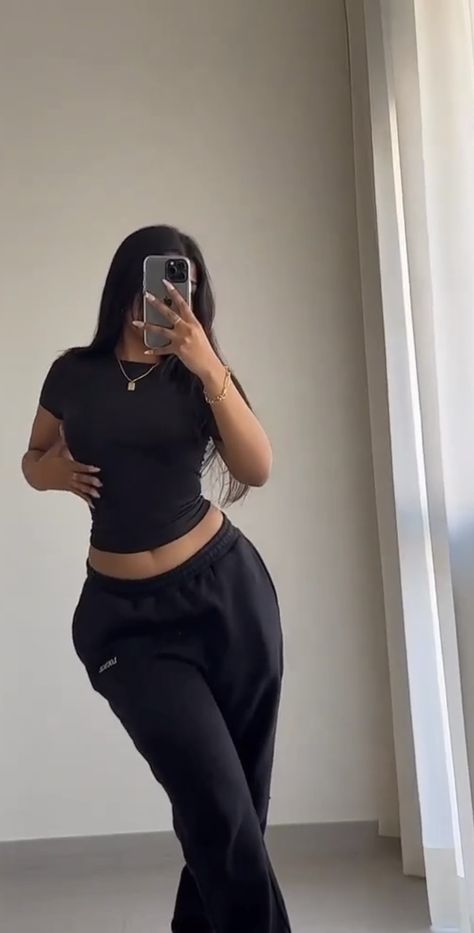 Sweatpants Outfit, Chill Outfits, Black Sweatpants, Cute Comfy Outfits, Streetwear Fashion Women, Simple Trendy Outfits, Modest Fashion Outfits, Cute Everyday Outfits, Baddie Outfits Casual