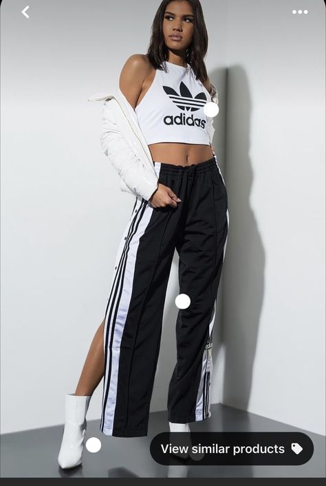 Red Adidas Outfit, Looks Adidas, Adidas Outfit Women, Cropped Halter Top, Look Adidas, Casual Outfit Inspiration, Style Sportif, Adidas Crop, Adidas Girl