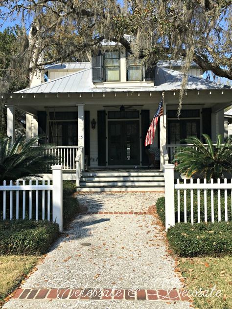 Searching for low country style Low Country Style Homes, Low Country Cottage, Low Country Style, Pumpkin Arch, Low Country House, Low Country Homes, Coastal Style Home, Charleston Style, Sporting Club