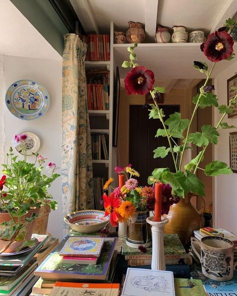 English Country Style Interior, English House Interior, Cluttered Apartment, Eclectic Studio, Eclectic Decor Bohemian, Eclectic French Country, Glam Pad, Somerset England, English Country Style