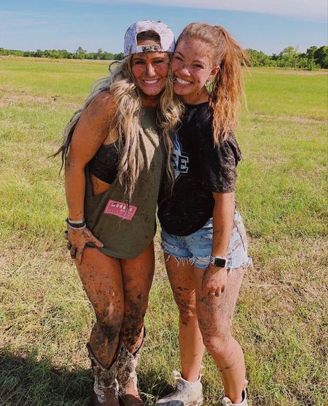 Mudding Outfits For Women, Mudding Outfit, Country Best Friend Pictures, Leah Fish, Country Friends, Country Best Friends, Bestie Things, Western Photoshoot, Casual Country Outfits