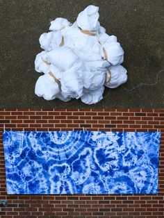 Shibori Indigo Dyeing Tutorial - In Color Order Diy Shibori, Tie Dye Folding Techniques, Tie Dye Tutorial, Tie Dye Shirts Patterns, Shibori Diy, Diy Tie Dye Techniques, Diy Tie Dye Designs, Tie Dye Patterns Diy, Indigo Dyeing