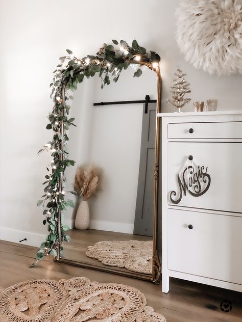 Entryway Mirror Ideas, Christmas Salon, Christmas Mirror, Christmas Entryway, Entryway Mirror, Lash Room, Mirror Ideas, Eucalyptus Garland, Merry Christmas Eve